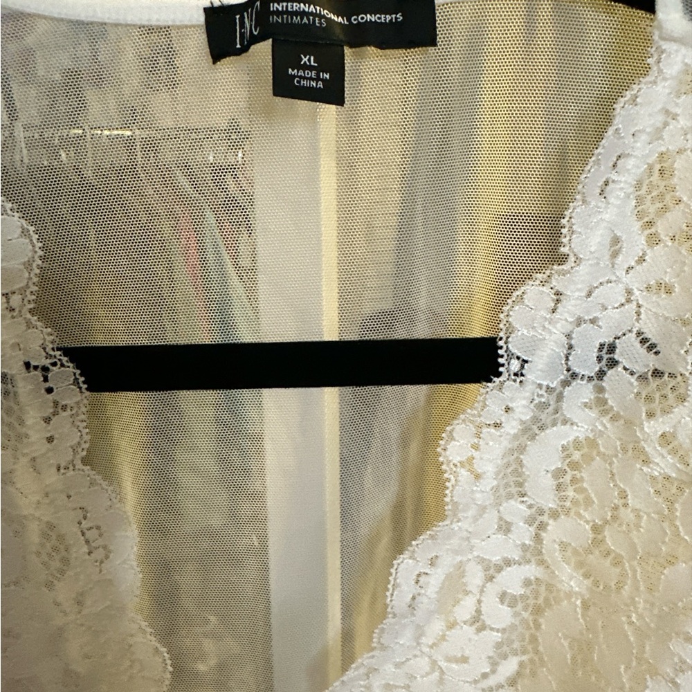 Elegant White Lace Bodysuit - Picture 3 of 3